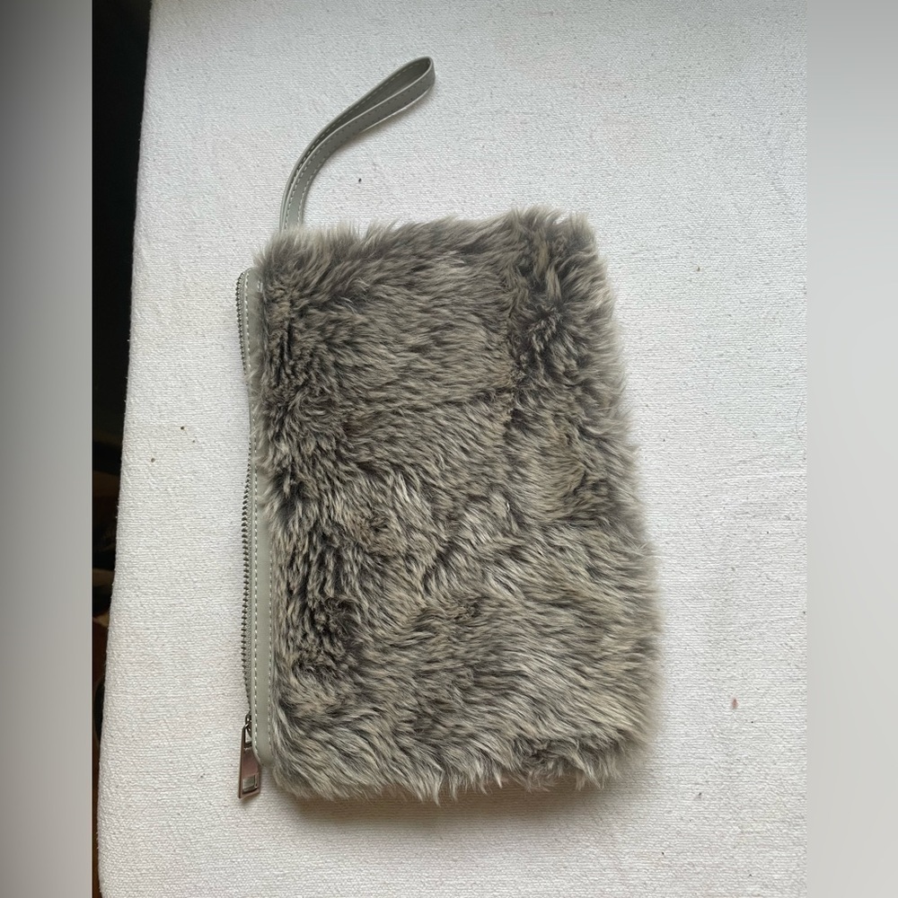 Gray wristpurse